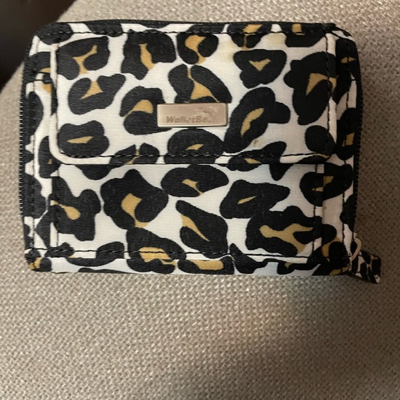 New!!! Walletbe Animal Print Accordian Wallet with Carry Strap - Picture 6 of 6